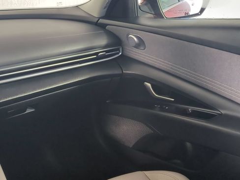 Used 2025 Hyundai Elantra Limited FWD image 18