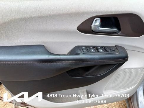 Used 2018 Chrysler Pacifica Touring Plus w/ Tire & Wheel Group FWD image 14