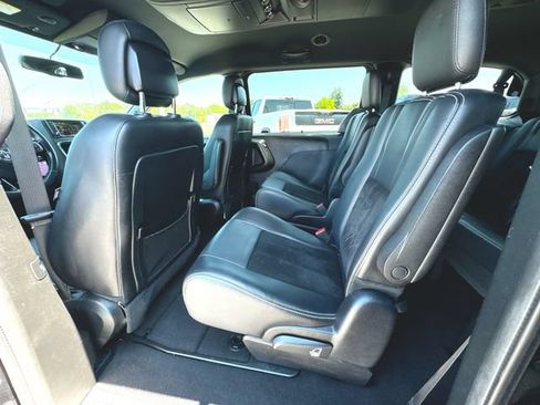 Used 2016 Dodge Grand Caravan SXT FWD image 19