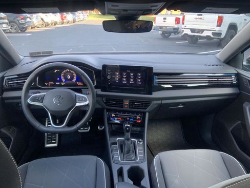 Used 2025 Volkswagen Jetta Sport image 14