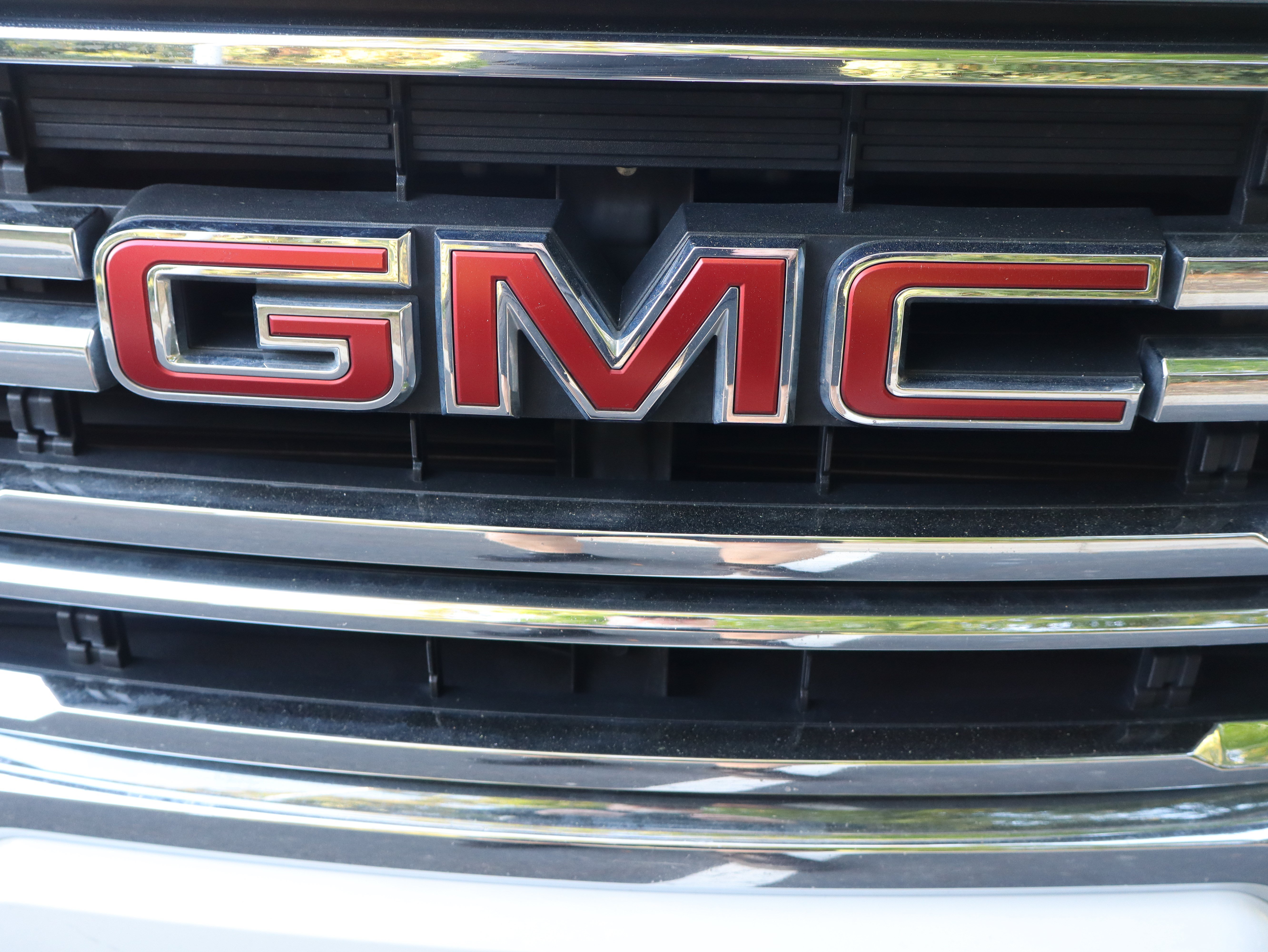 Used 2023 GMC Acadia SLE w/ Driver Convenience Package FWD image 39