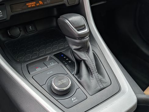 Certified 2021 Toyota RAV4 XLE Premium AWD/4WD image 24
