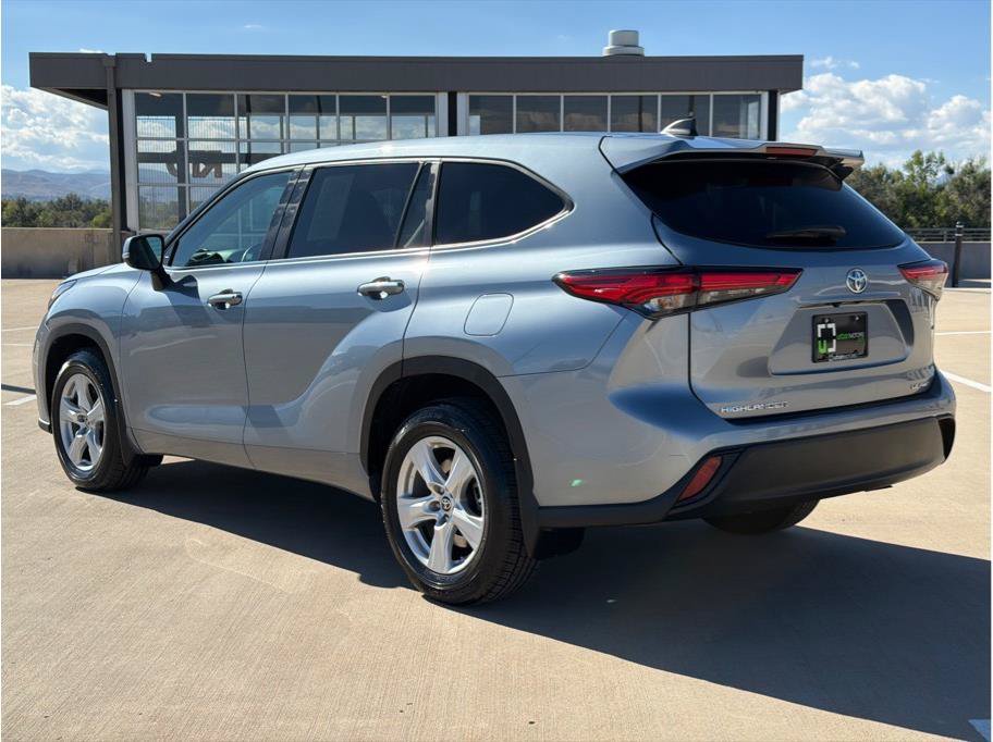 Used 2023 Toyota Highlander LE AWD/4WD image 6