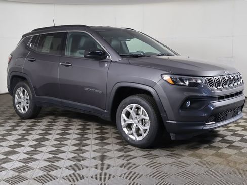Used 2024 Jeep Compass Latitude AWD/4WD image 2