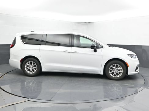Used 2025 Chrysler Pacifica Select FWD image 4