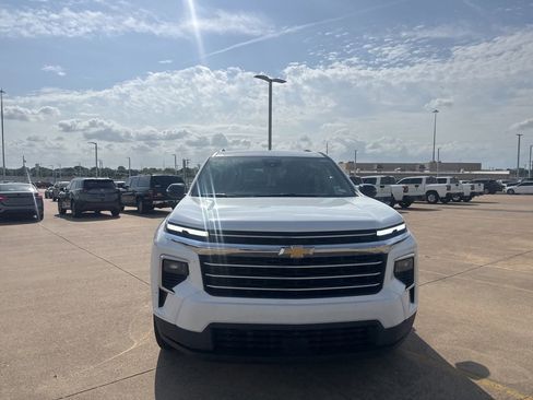 Used 2025 Chevrolet Traverse LT image 4
