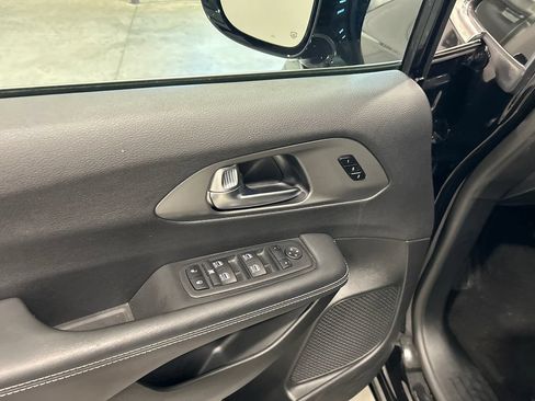 Used 2025 Chrysler Pacifica Select FWD image 14