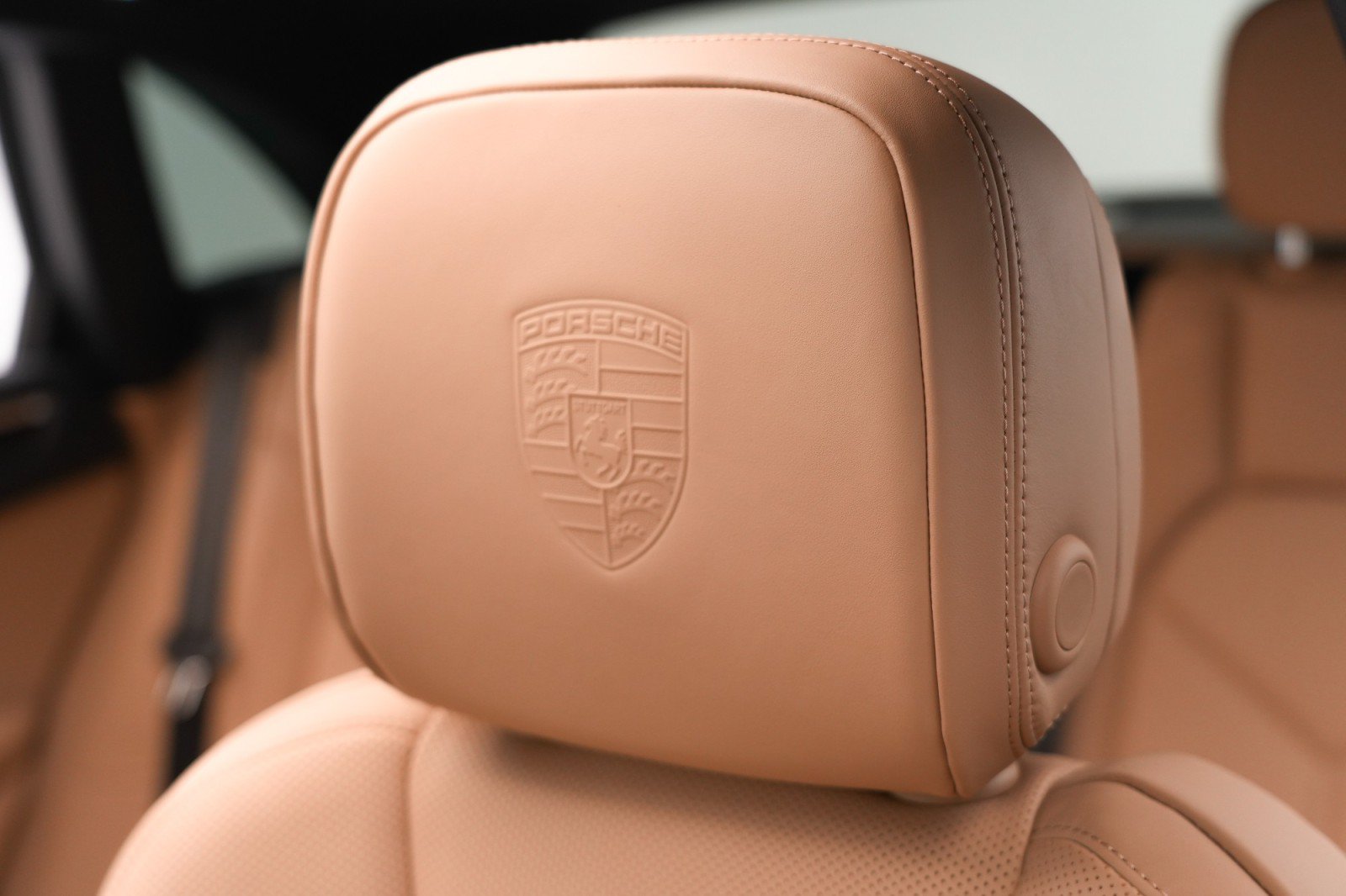 Certified 2024 Porsche Macan AWD/4WD image 16