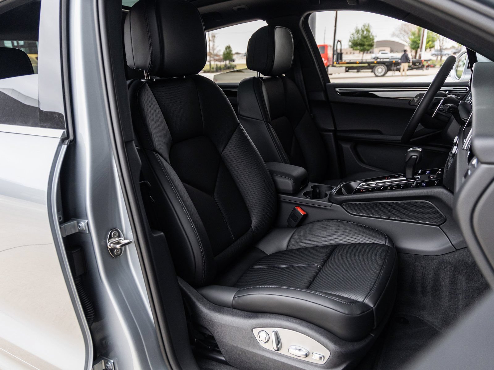 Certified 2026 Porsche Macan AWD/4WD image 41