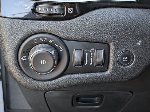 Used 2019 Jeep Cherokee Latitude Plus image 16