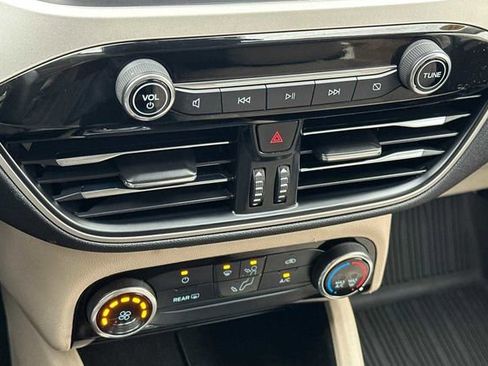 Used 2021 Ford Escape SE image 17