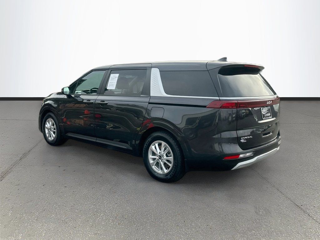Used 2023 Kia Carnival LX FWD image 5