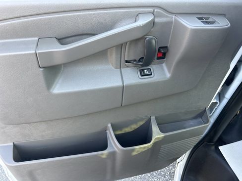 Used 2017 Chevrolet Express 2500 image 10