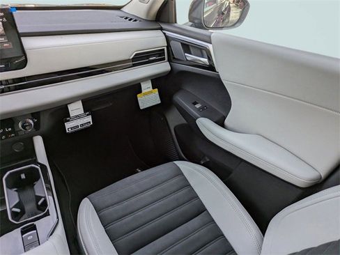 New 2025 Mitsubishi Outlander SE image 19