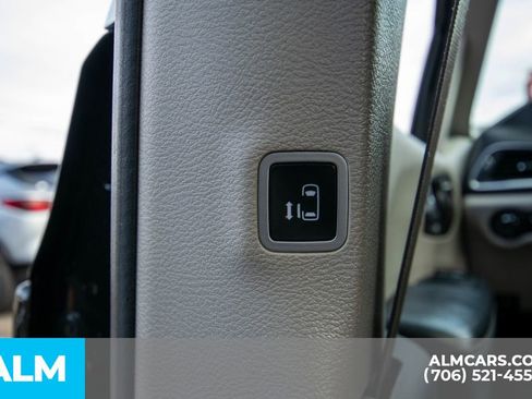 Used 2017 Chrysler Pacifica Limited image 24