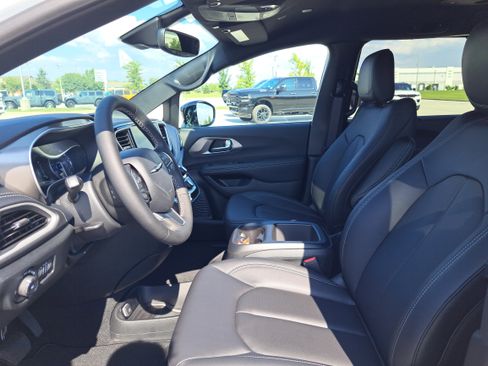 New 2026 Chrysler Pacifica Select image 17