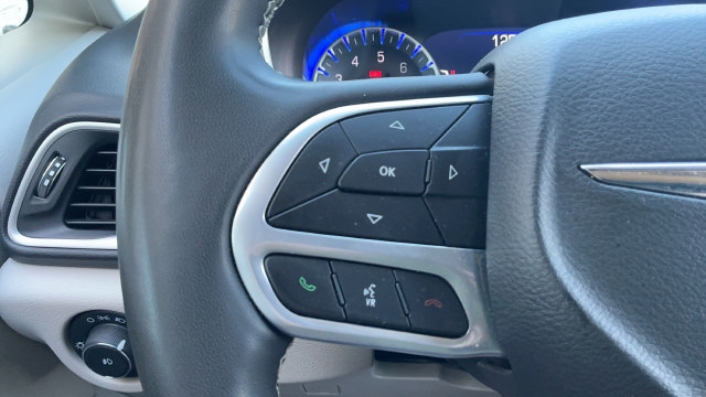 Used 2024 Chrysler Pacifica Touring-L FWD image 11