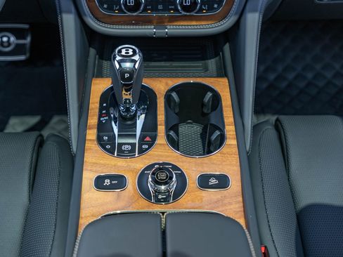 Used 2024 Bentley Bentayga image 26