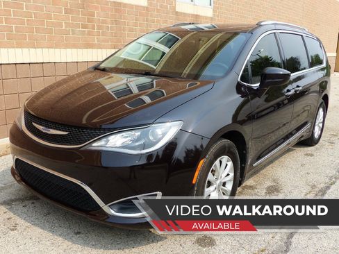 Used 2019 Chrysler Pacifica Touring-L FWD image 1