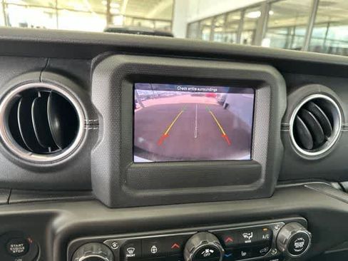 Used 2018 Jeep Wrangler Unlimited Sahara w/ Cold Weather Group AWD/4WD image 9