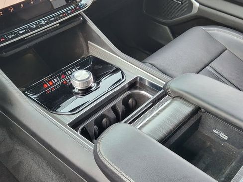Certified 2024 Jeep Wagoneer L Series II RWD image 19