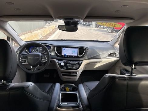 Used 2023 Chrysler Pacifica Touring-L AWD/4WD image 15