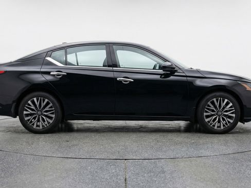 Used 2025 Nissan Altima 2.5 SV image 11