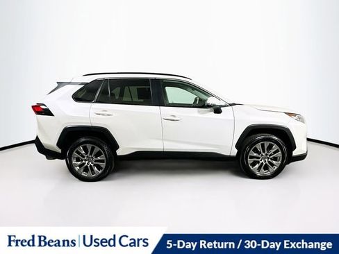 Used 2021 Toyota RAV4 XLE Premium image 9