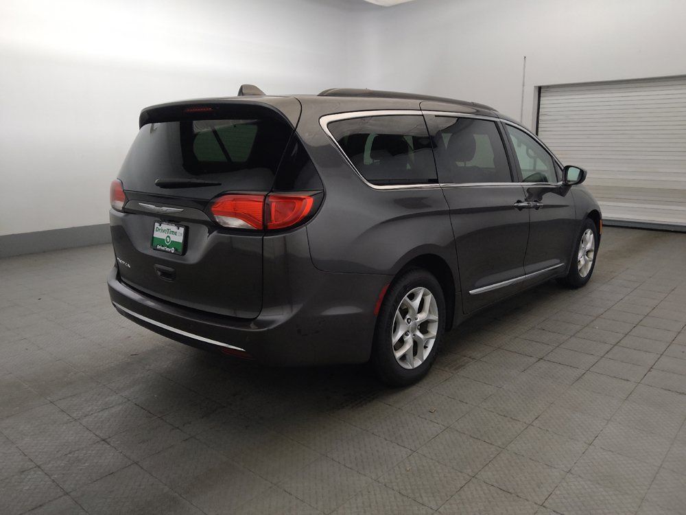 Used 2017 Chrysler Pacifica Touring-L w/ Tire & Wheel Group FWD image 9