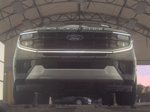 Used 2025 Ford Expedition Platinum image 3