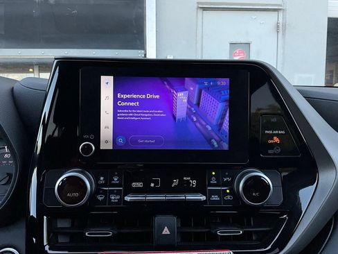 Used 2025 Toyota Highlander LE image 29