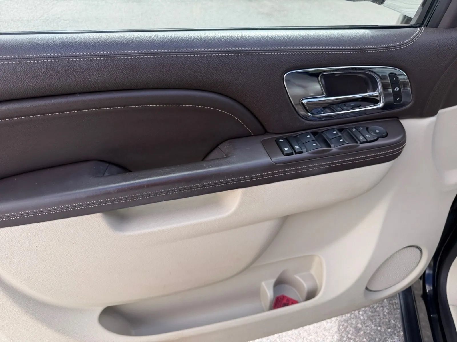 Used 2011 Cadillac Escalade Platinum AWD/4WD image 11