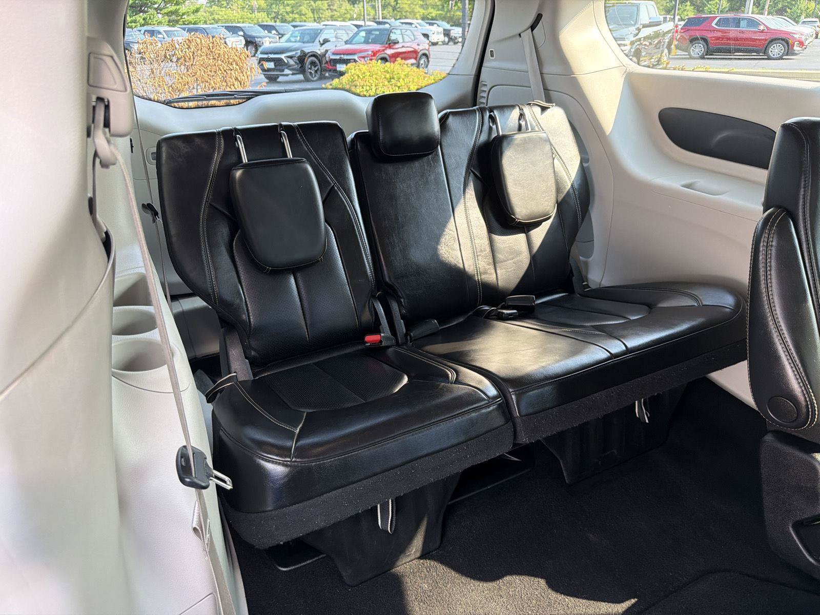 Used 2023 Chrysler Pacifica Touring-L FWD image 41