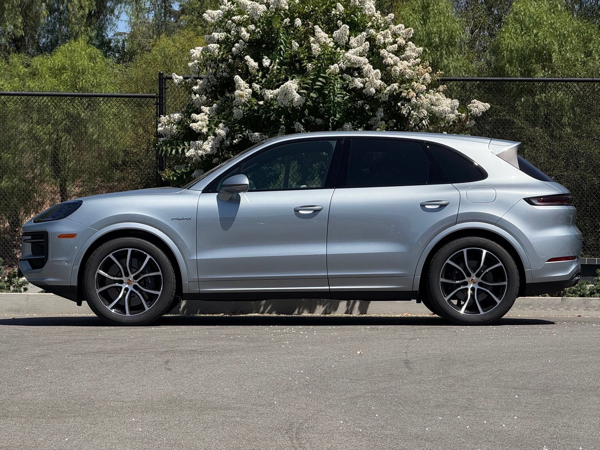 Certified 2026 Porsche Cayenne E-Hybrid AWD/4WD image 2