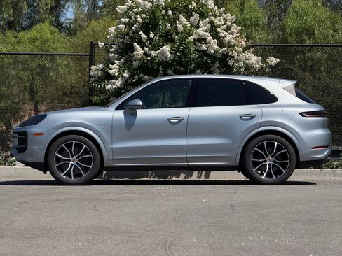 Certified 2026 Porsche Cayenne E-Hybrid AWD/4WD image 2