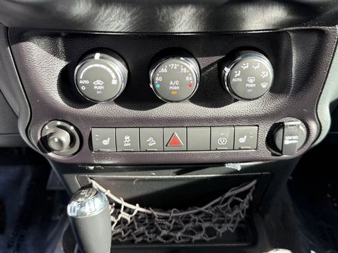 Used 2018 Jeep Wrangler Unlimited Rubicon w/ Connectivity Group image 25