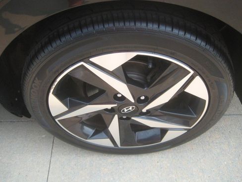 Used 2023 Hyundai Elantra SEL w/ Convenience Package FWD image 11