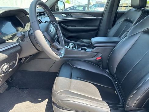 Used 2024 Jeep Grand Cherokee Limited w/ Black Appearance Package image 4