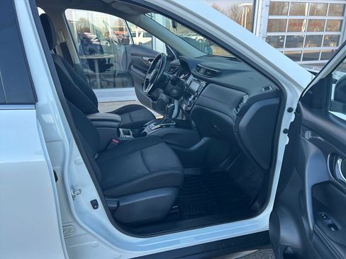 Used 2018 Nissan Rogue SV image 15