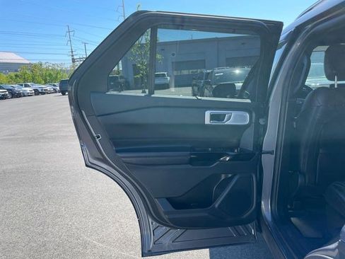 Used 2021 Ford Explorer Platinum w/ Equipment Group 601A AWD/4WD image 29