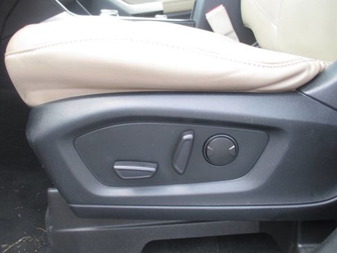 Used 2021 Ford Explorer XLT w/ Equipment Group 202A AWD/4WD image 20