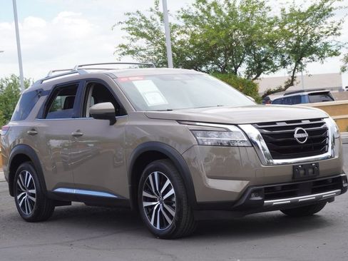 Certified 2024 Nissan Pathfinder Platinum w/ Cargo Package AWD/4WD image 4