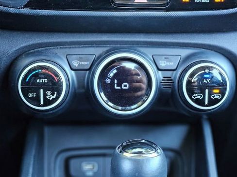 Used 2023 Hyundai Venue Limited image 24