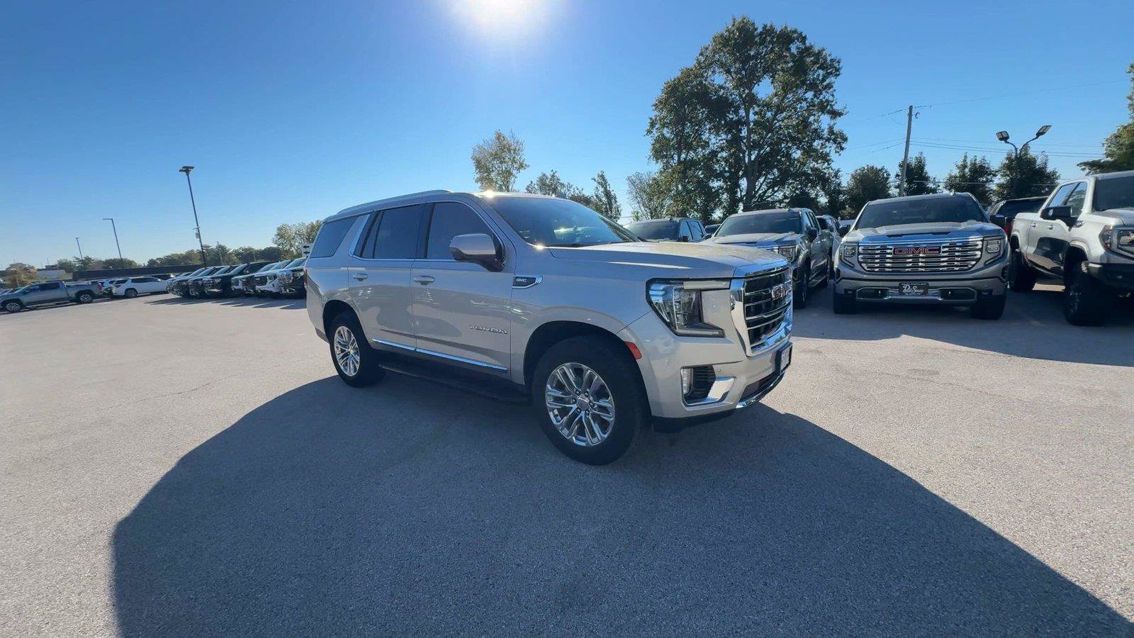 Used 2023 GMC Yukon SLT w/ SLT Luxury Package AWD/4WD image 3