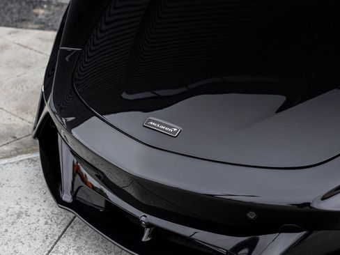 Used 2025 McLaren Artura image 17