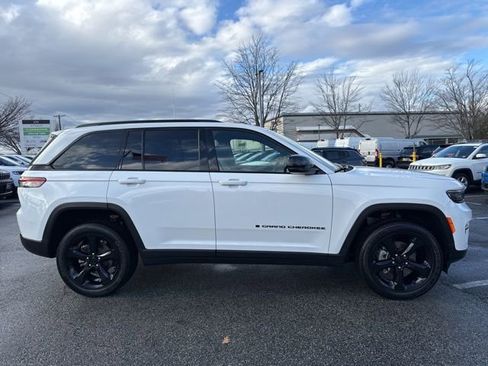 Certified 2024 Jeep Grand Cherokee Altitude image 18