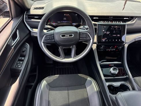 Used 2025 Jeep Grand Cherokee L Altitude AWD/4WD image 13