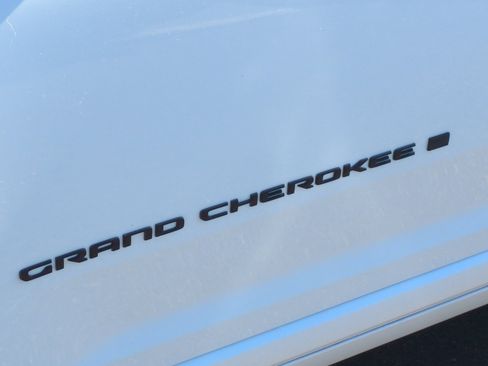 New 2026 Jeep Grand Cherokee L Summit w/ Obsidian Package AWD/4WD image 24