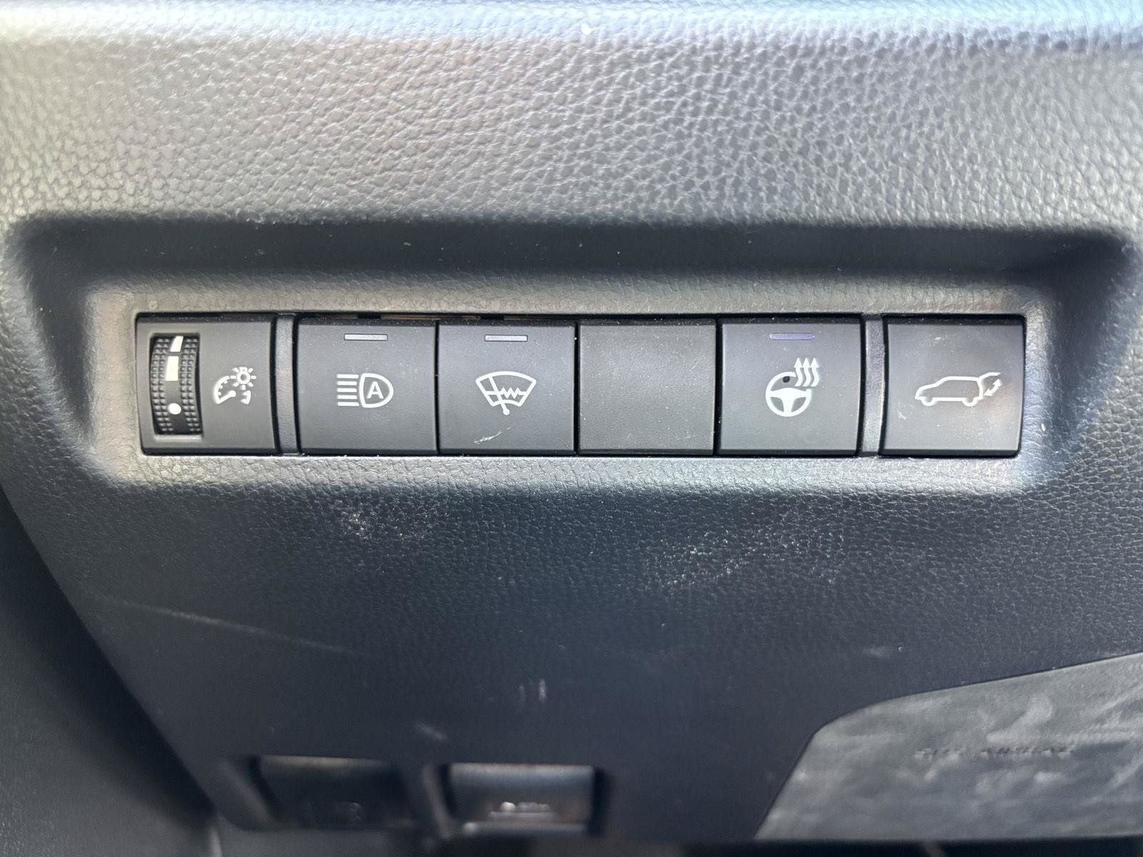 Used 2020 Toyota RAV4 XLE Premium FWD image 28