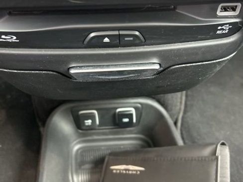 Used 2018 Chrysler Pacifica Limited image 21